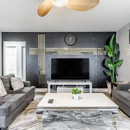 King Size Bed Bungalow With A Gym In Indianapolis Villa